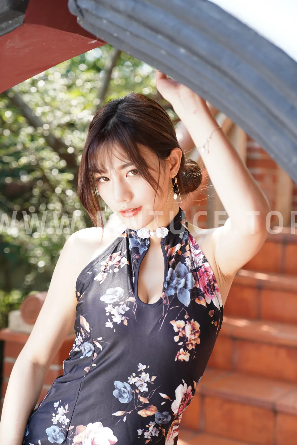 [Mzsock] NO.104 Chen Wei blue flower short cheongsam with high heels and beautiful legs street photography#[117P]-50